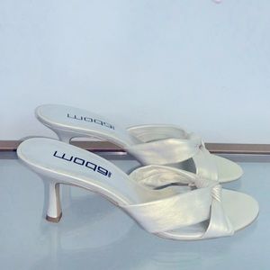 WHITE GOLD MODA SPANA Pearlescent Low Kitten 1.5”Heels Wedding Summer TikTok